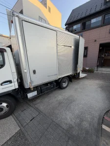 建物の前に停められた箱型トラックの側面