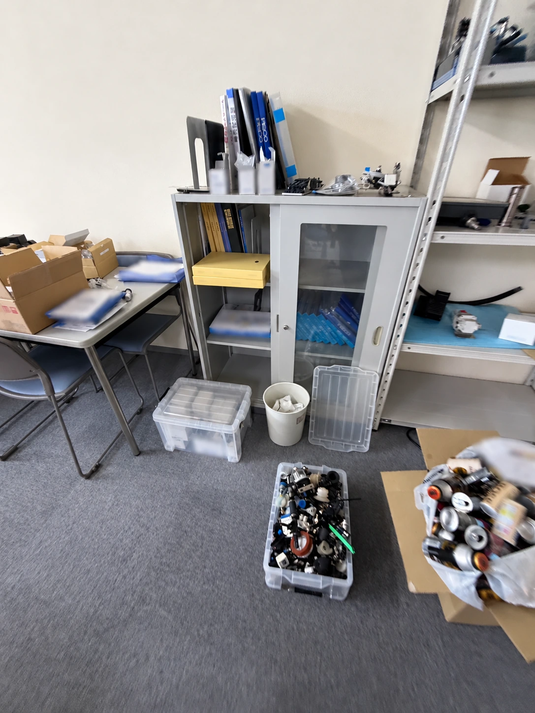 残す家具の保護の相談案内に添えた、収納棚と机の周りに書類、箱、小物が置かれた室内