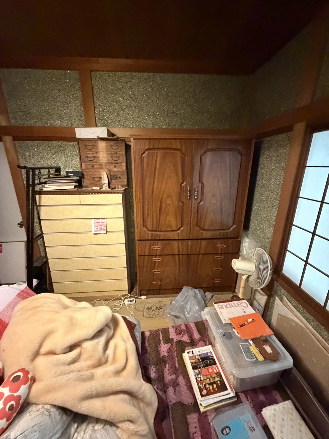 動作未確認の家電の相談案内に添えた、和室に木製の収納家具、扇風機、収納ケースなどが置かれた様子